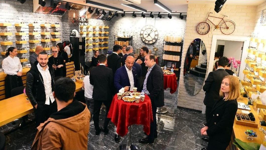 Sabri Sarıoğlu, Optik D&uuml;kkanı A&ccedil;tı