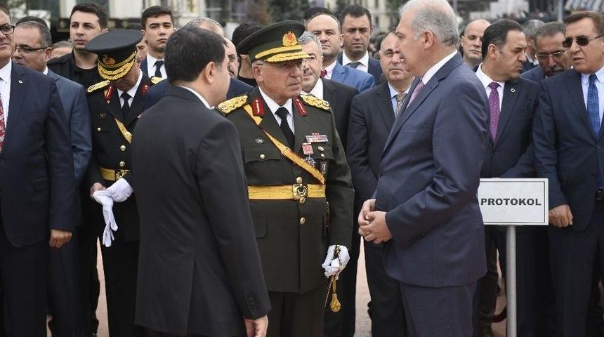 Taksim&rsquo;deki Cumhuriyet Anıtı&rsquo;na 29 Ekim Cumhuriyet Bayramı Nedeniyle &Ccedil;elenk Bırakıldı