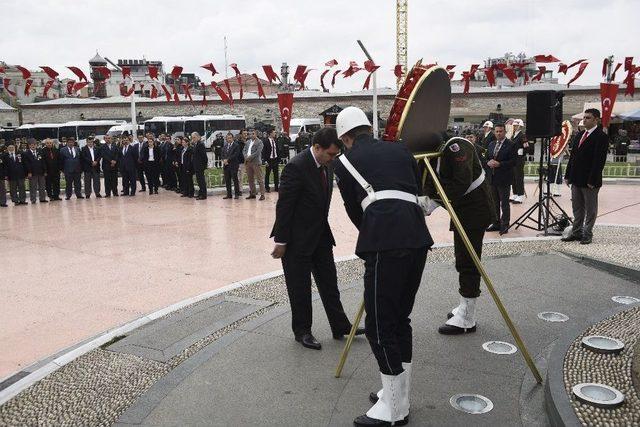 Taksim’deki Cumhuriyet Anıtı’na 29 Ekim Cumhuriyet Bayramı Nedeniyle Çelenk Bırakıldı