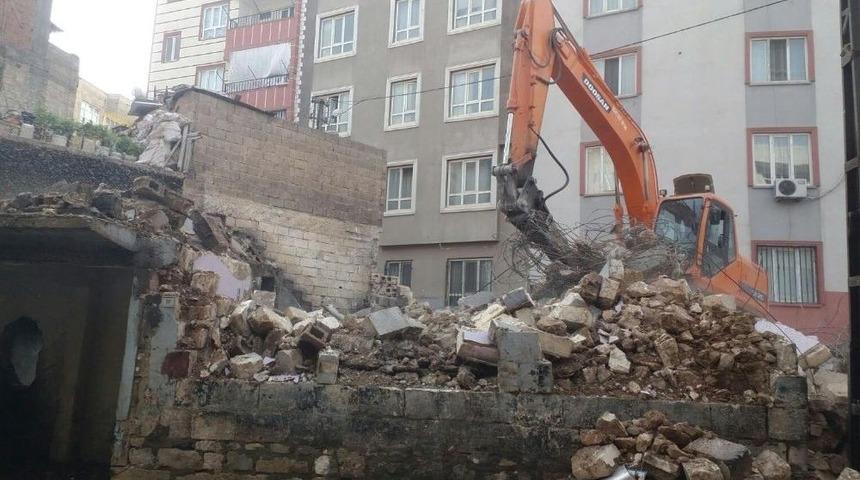 Haliliye&rsquo;de İki Metruk Yapının Yıkımı Ger&ccedil;ekleştirildi