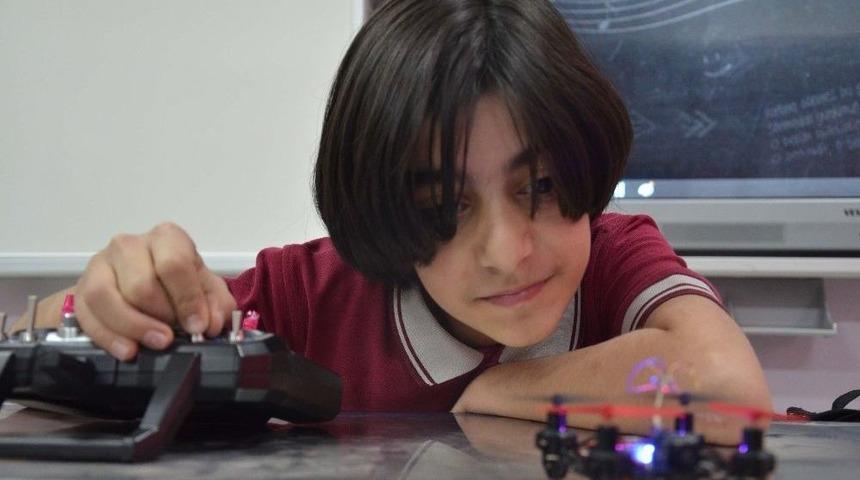 Bomba Bulan Drone Tasarlayan &Ccedil;ocuk, K&uuml;lliye&rsquo;ye Davet Edildi