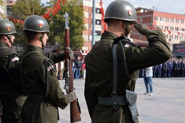 Atatürk Ve Cumhuriyet Fotoğraflarla Anlatıldı