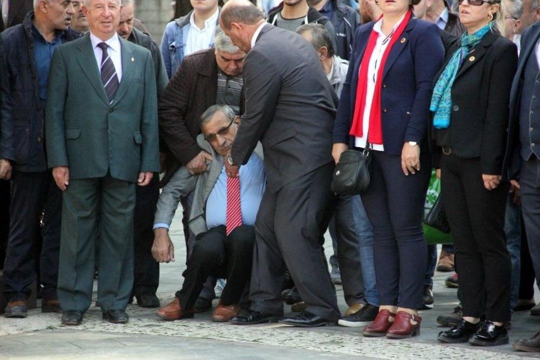 29 Ekim T&ouml;reninde Yere Yığıldı