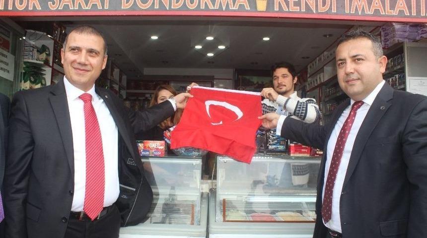 &Uuml;nye&rsquo;de Bayram &Ouml;ncesi Bayrak Dağıtıldı