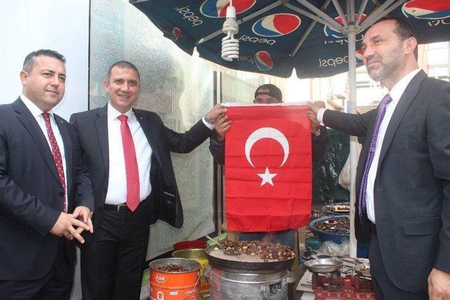 Ünye’de Bayram Öncesi Bayrak Dağıtıldı