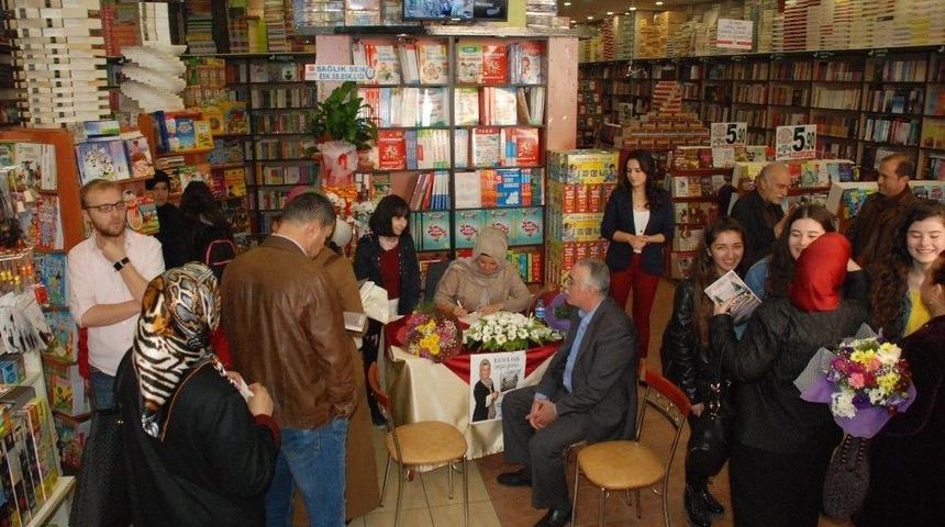 Yazar Işık İmza G&uuml;n&uuml;nde Okuyucuları İle Buluştu