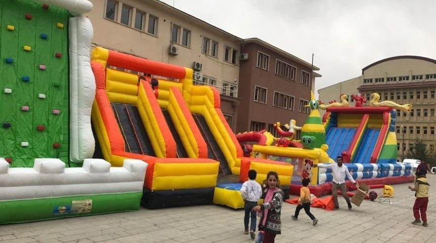 Hakkarili &Ccedil;ocuklar İ&ccedil;in 29 Ekim&rsquo;e &Ouml;zel Oyun Grubu Parkı Kuruldu