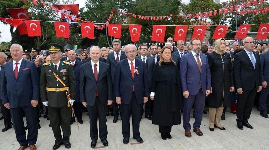 Cumhuriyet Bayramı Kutlamaları &Ccedil;elenk Sunma T&ouml;reni İle Başladı