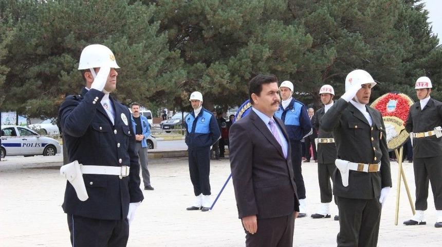 Cumhuriyetin 94&rsquo;&uuml;nc&uuml; Kuruluş Yıld&ouml;n&uuml;m&uuml;nde Erzincan Da Ki Atat&uuml;rk Anıtına &Ccedil;elenk Sunuldu