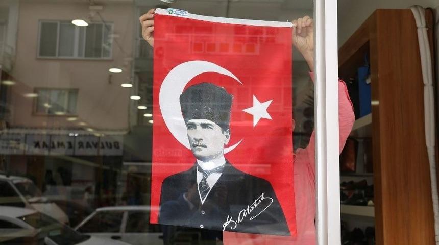 Turgutlu Belediyesinden Esnafa T&uuml;rk Bayrağı