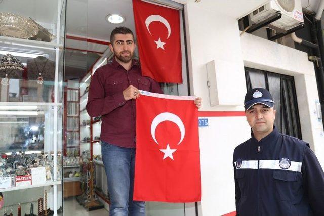 Turgutlu Belediyesinden Esnafa Türk Bayrağı