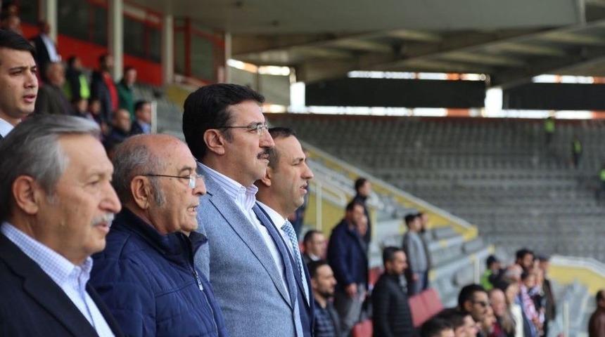 Bakan T&uuml;fenkci&rsquo;de Yeni Malatyaspor Ma&ccedil;ını İzledi