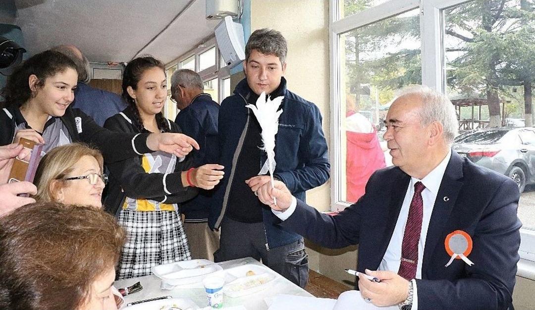 Eski Hava Kuvvetleri Komutanı &Uuml;nal, 50 Yıl Sonra Ortaokul Sıralarında