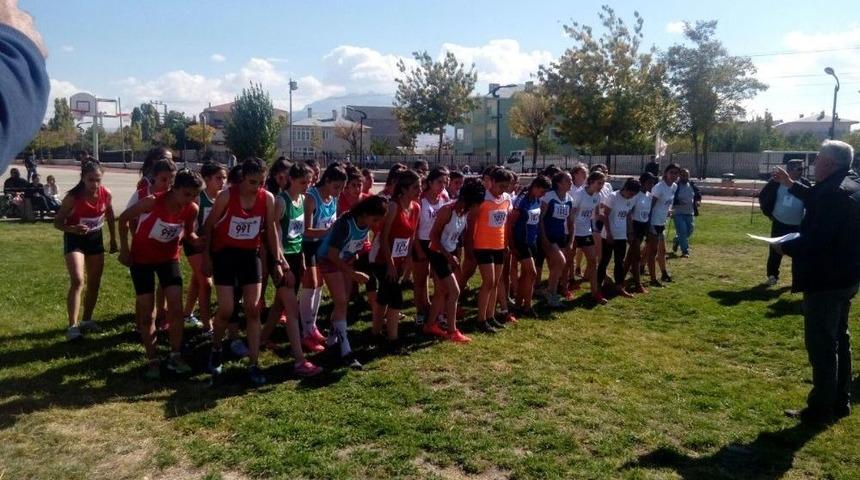 Hayatında İlk Defa Van&rsquo;a Giden Minik &Ouml;ğrenci Okuluna G&uuml;m&uuml;ş Madalya İle D&ouml;nd&uuml;