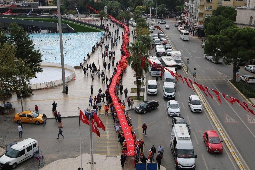 Efeler Belediyesi&rsquo;nden 500 Metrelik T&uuml;rk Bayrağı İle Cumhuriyet Y&uuml;r&uuml;y&uuml;ş&uuml;