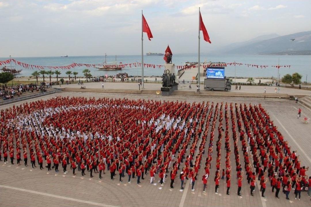 İskenderun&rsquo;da Bin 923 Y&uuml;rek Tek Bayrak Oldu