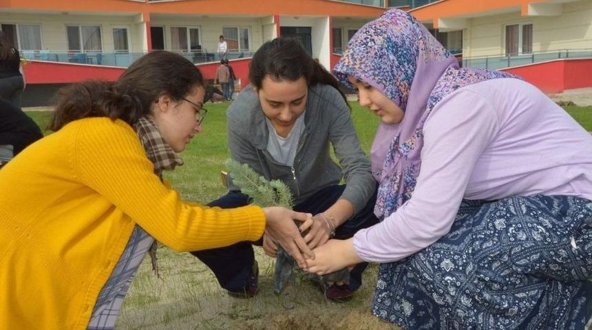 &Ouml;ğrencilerden Cumhuriyetin 94. Yıl D&ouml;n&uuml;m&uuml; İ&ccedil;in 94 Fidan