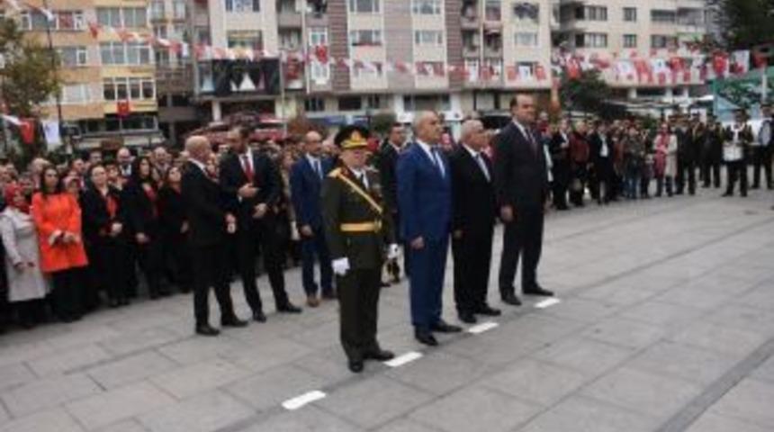 Protokolden Atat&uuml;rk Anıtına &Ccedil;elenk