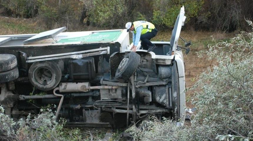 Gıda Malzemesi Y&uuml;kl&uuml; Kamyon Şarampole Devrildi: 2 Yaralı