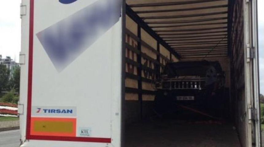 Rize&rsquo;de G&uuml;mr&uuml;k Ka&ccedil;ağı L&uuml;ks Otomobil Ele Ge&ccedil;irildi