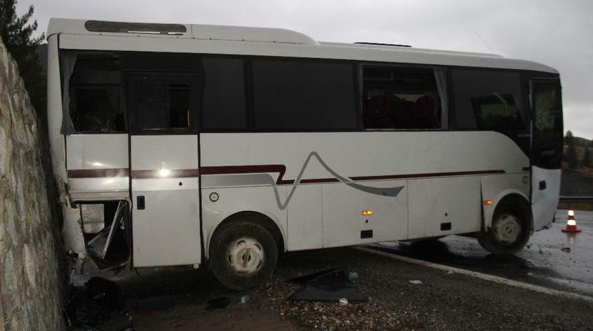 Midib&uuml;s İstinat Duvarına &Ccedil;arptı: 4 Yaralı