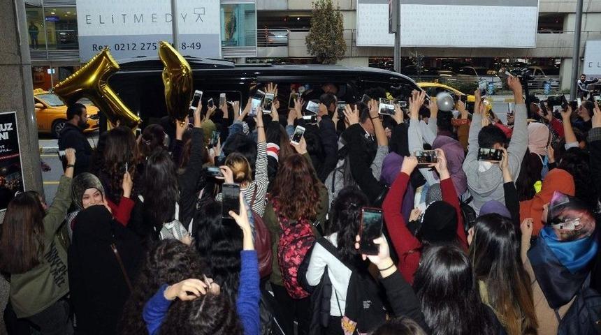 Atat&uuml;rk Havalimanı&rsquo;nda G&uuml;ney Koreli M&uuml;zik Grubu İzdihamı