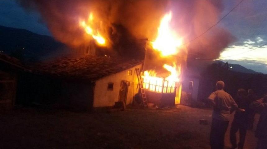 T&uuml;p Patladı: 2 Katlı Ev Yandı