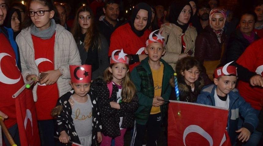 Bursa&rsquo;da Bin Kişi Fener Alayı Y&uuml;r&uuml;y&uuml;ş&uuml;ne Katıldı