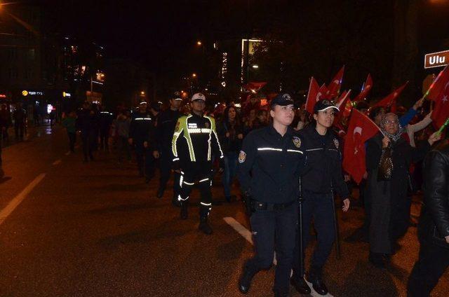 Bursa’da Bin Kişi Fener Alayı Yürüyüşüne Katıldı