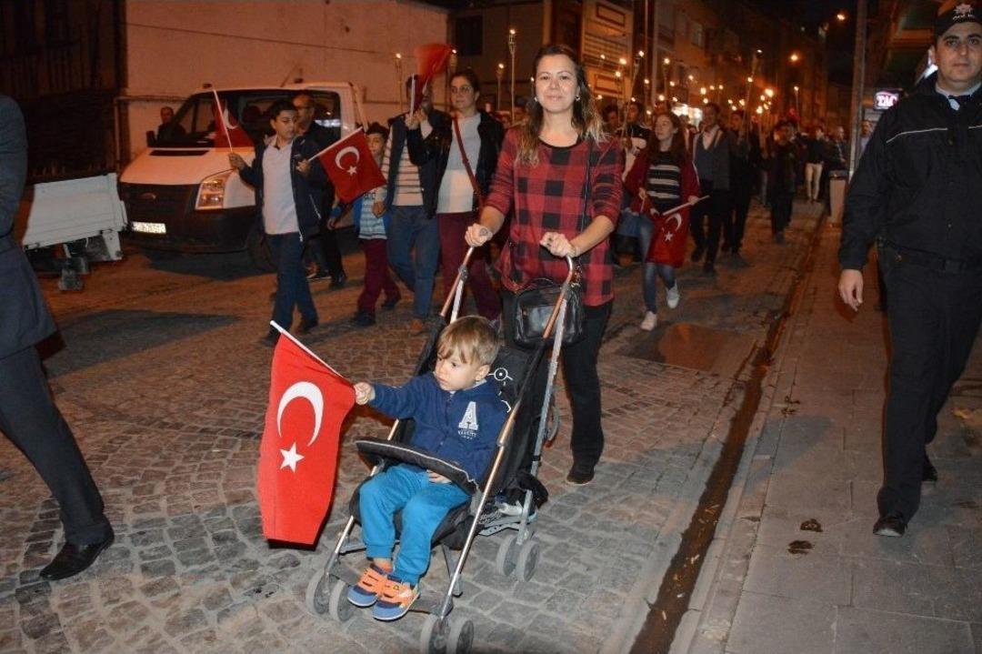 29 Ekim Cumhuriyet Bayramı Dolayısıyla Tokat&rsquo;ta Fener Alayı D&uuml;zenlendi