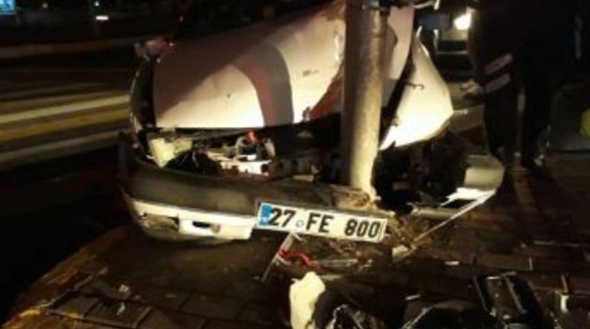 Otomobil Aydınlatma Direğine Çarptı: 3 Yaralı