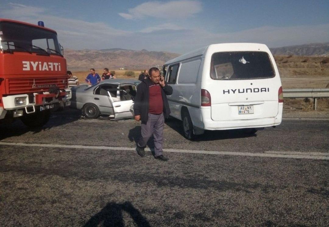 Otomobil Ve Minib&uuml;s Kafa Kafaya &Ccedil;arpıştı: 3 Yaralı