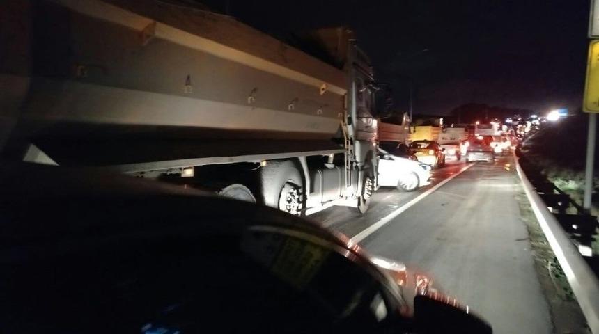 (&ouml;zel Haber) Kemerburgaz Yolunda Hafriyat Kamyonları Birbirine Girdi: 3 Yaralı