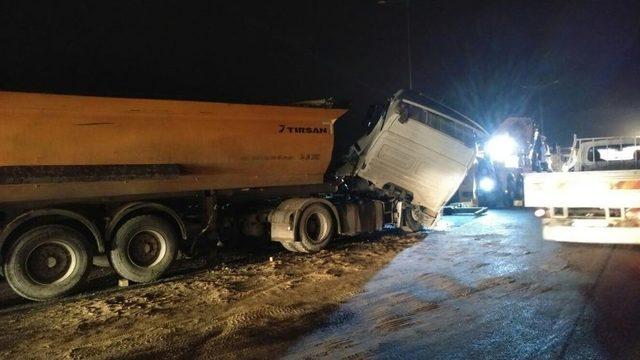 (özel Haber) Kemerburgaz Yolunda Hafriyat Kamyonları Birbirine Girdi: 3 Yaralı