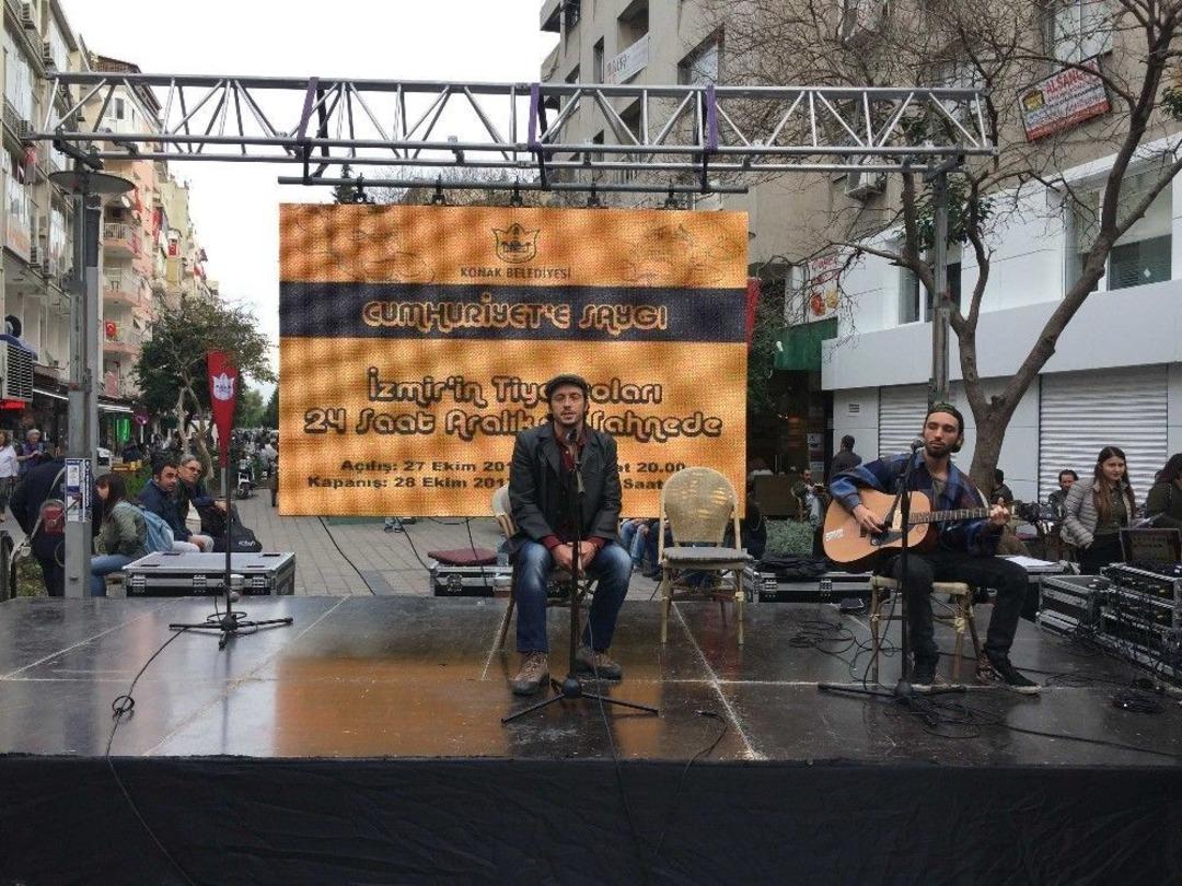 Cumhuriyet İ&ccedil;in 24 Saat Sahnede Kaldılar