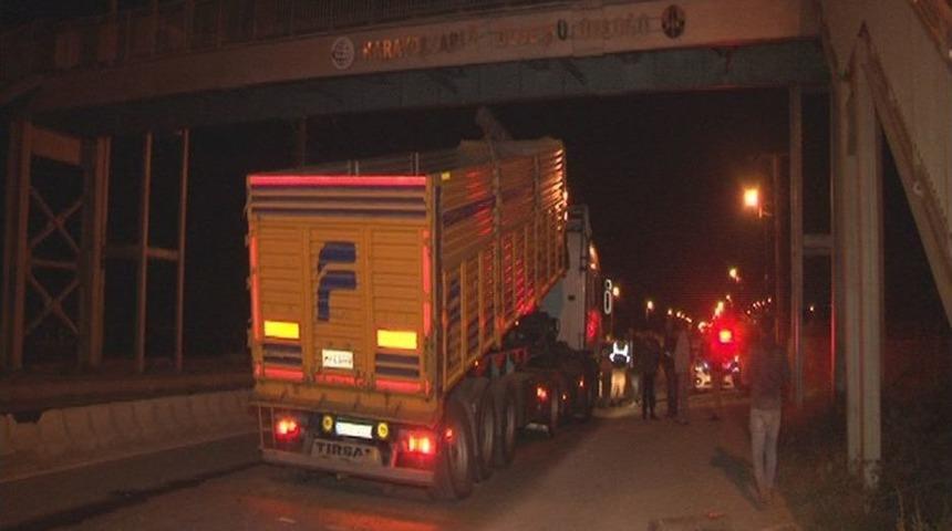 Kamyonun A&ccedil;ılan Dorsesi &Uuml;st Ge&ccedil;ide &Ccedil;arptı: 2 Yaralı