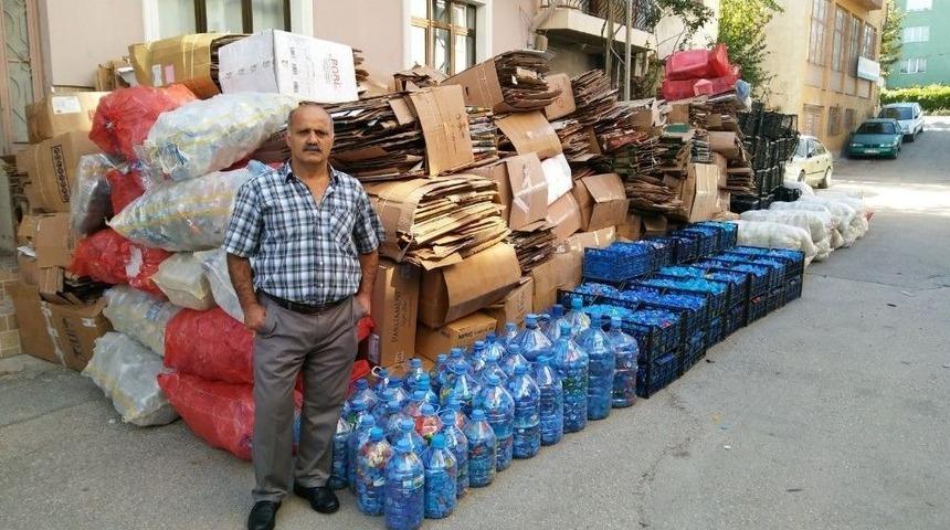 Yardım Kuruluşlarına Destek İ&ccedil;in Sokak Sokak Gezerek Karton Topluyor