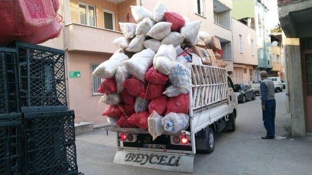 Yardım Kuruluşlarına Destek İçin Sokak Sokak Gezerek Karton Topluyor