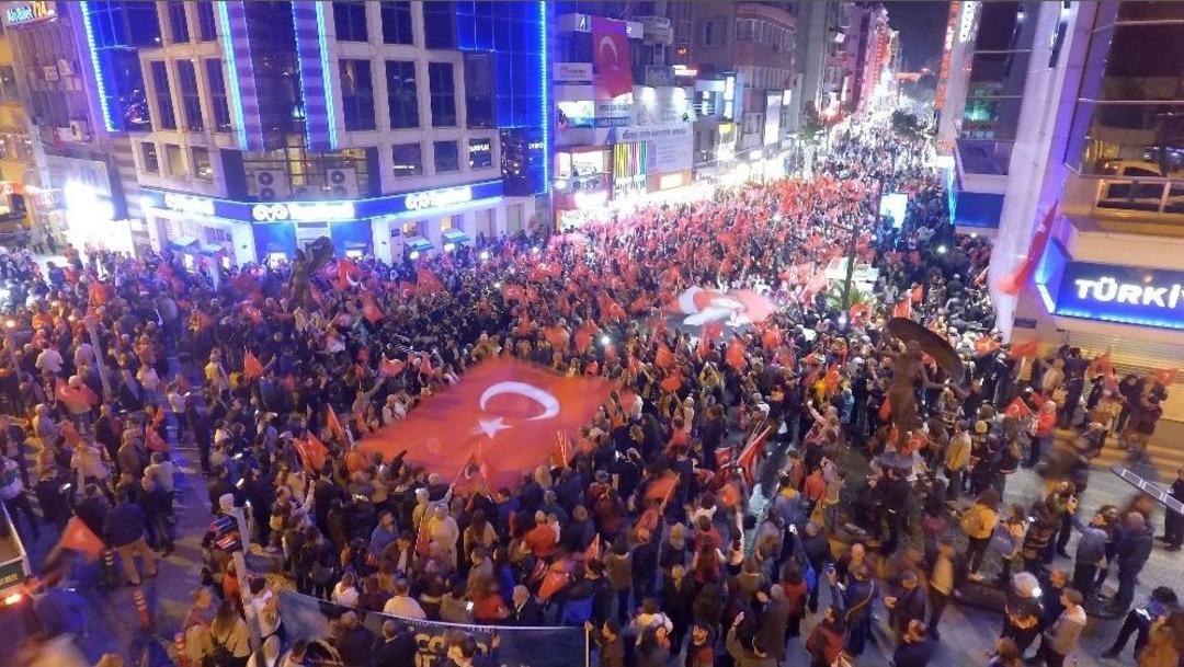 Karşıyaka&rsquo;da G&ouml;k Beyaz, Yer Kırmızı