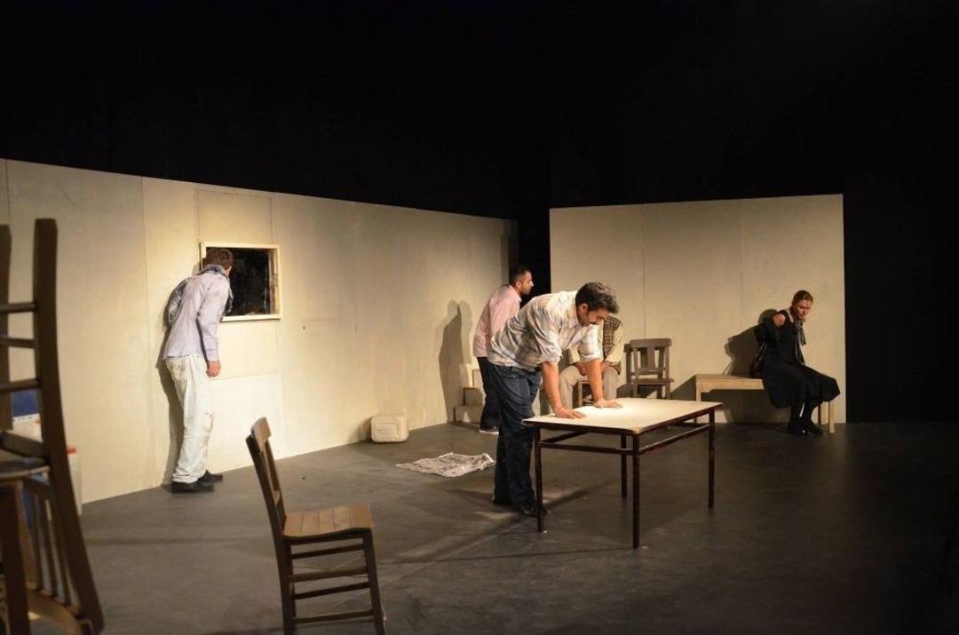 Kuşadası Belediye Tiyatrosu Sezonun İlk Oyununu Sahneye Koydu