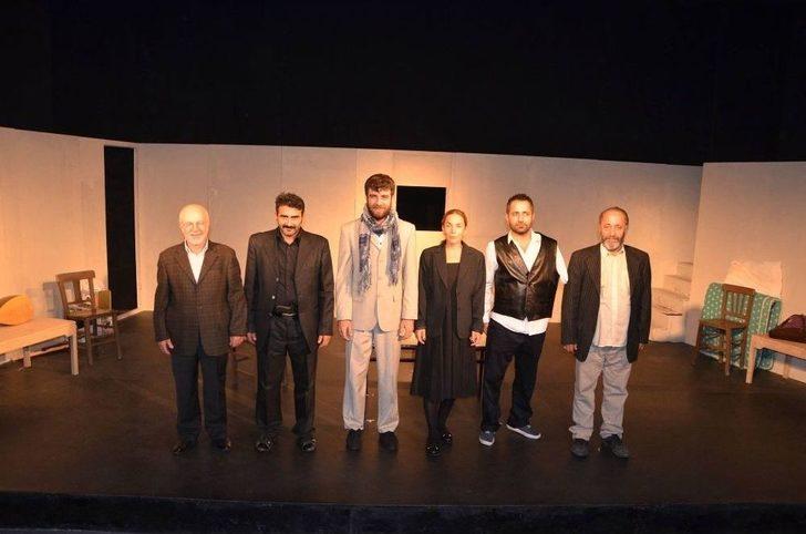 Kuşadası Belediye Tiyatrosu Sezonun İlk Oyununu Sahneye Koydu G2