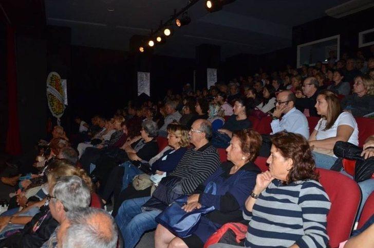 Kuşadası Belediye Tiyatrosu Sezonun İlk Oyununu Sahneye Koydu G3