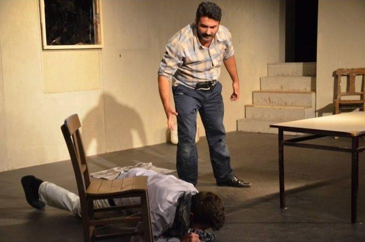 Kuşadası Belediye Tiyatrosu Sezonun İlk Oyununu Sahneye Koydu G4