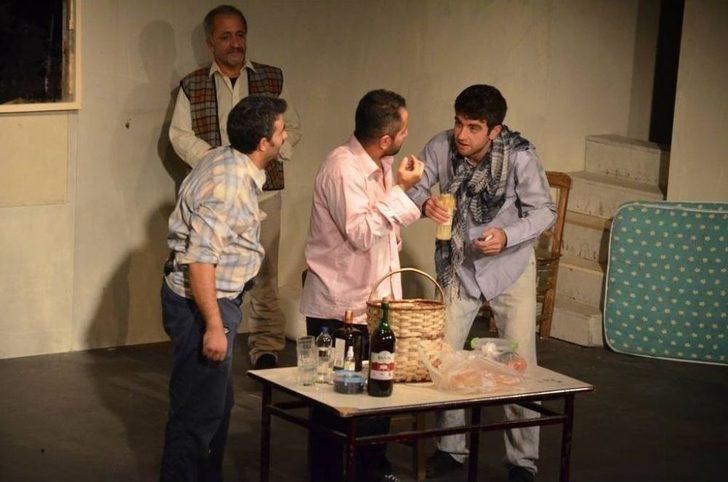 Kuşadası Belediye Tiyatrosu Sezonun İlk Oyununu Sahneye Koydu G5