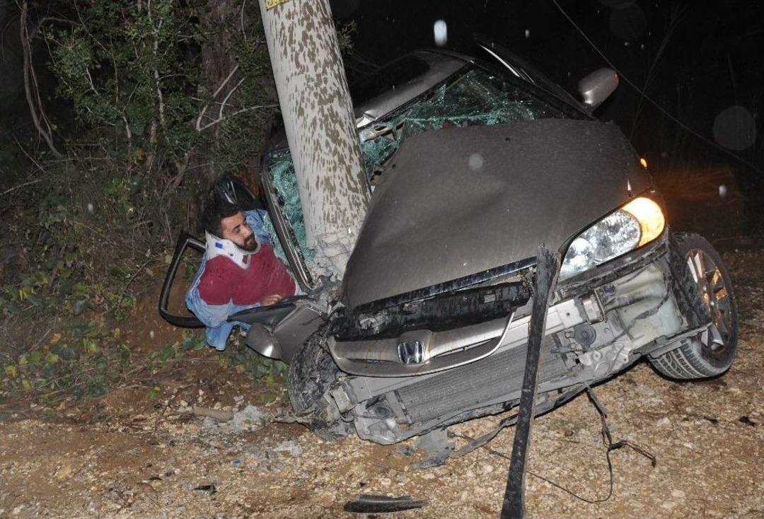 Alkol&uuml; S&uuml;r&uuml;c&uuml; Elektrik Direğine &Ccedil;arptı: 4 Yaralı