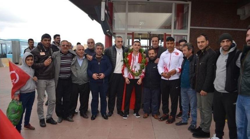 Avrupa Fatihi Boks&ouml;re Coşkulu Karşılama