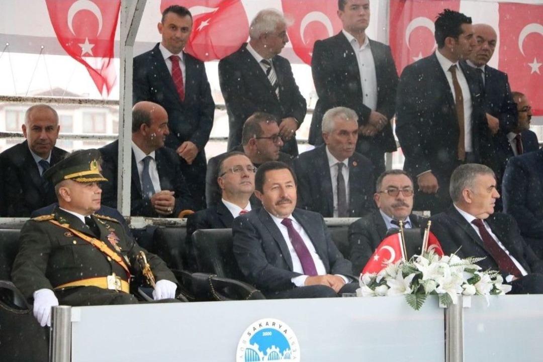 Cumhuriyetin 94. Yıld&ouml;n&uuml;m&uuml; Sakarya&rsquo;da Yağmur Altında Kutlandı