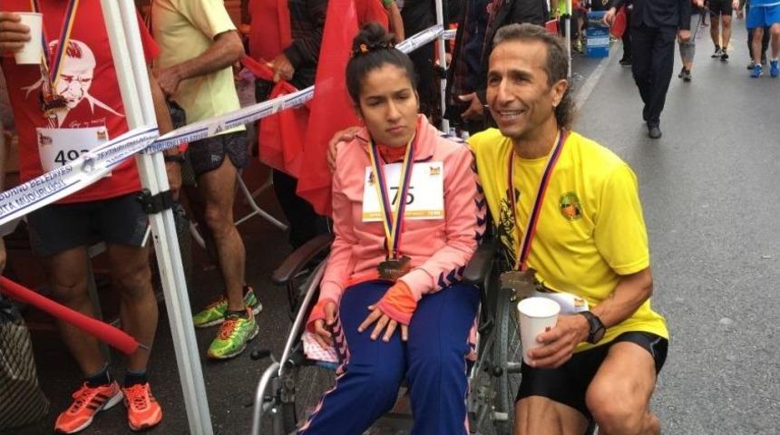 Tekerlekli Sandalyeli Kızı İle Cumhuriyet Koşusu&rsquo;nda Yarıştı