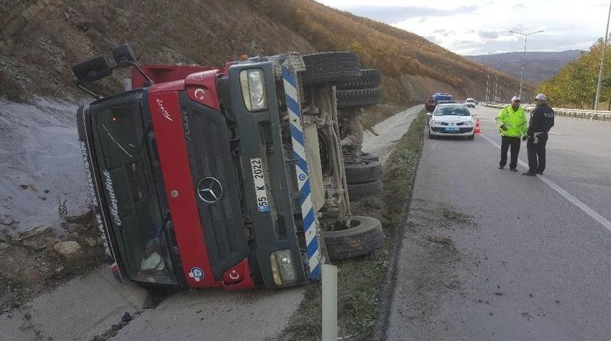 Samsun&rsquo;da Kamyon Su Kanalına Devrildi: 1 Yaralı