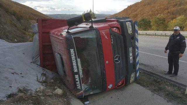 Samsun’da Kamyon Su Kanalına Devrildi: 1 Yaralı